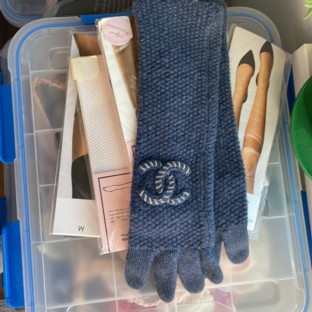 Chanel CC cashmere gloves - Picture 9 of 10